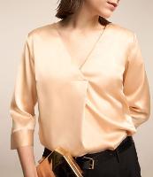 Blusa em Tecido Acetinado com Decote V e Prega Frontal - 2