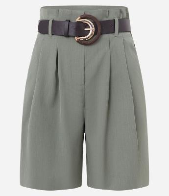 Bermuda Alfaiatada com Pregas Frontais e Cinto Fivela em PU