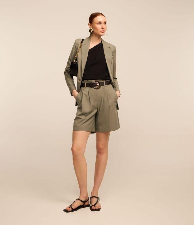 Bermuda Alfaiatada com Pregas Frontais e Cinto Fivela em PU - 2