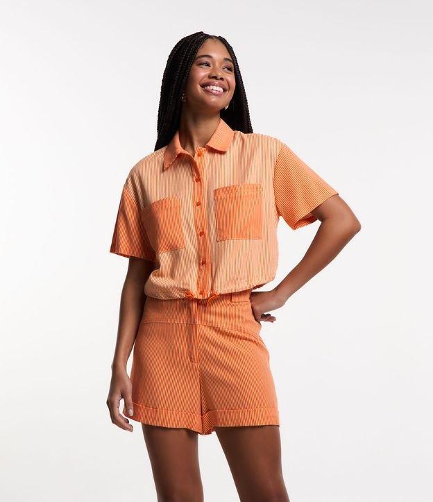 Camisa Curta em Viscose e Linho Listrada e com Bolsos Frontais - 1