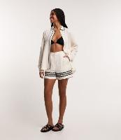 Short Curto em Viscose e Linho com Ondinhas Contrastantes na Barra - 1