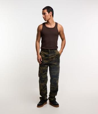 Calca Baggy em Sarja Camuflada com Bolso Cargo