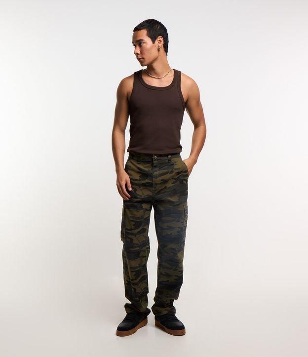 Calca Baggy em Sarja Camuflada com Bolso Cargo - 1