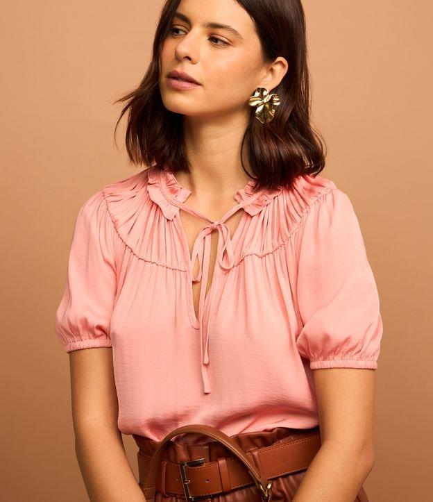 Blusa em Tecido Acetinado com Franzido na Pala e Frufru na Gola - 2