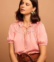 Blusa em Tecido Acetinado com Franzido na Pala e Frufru na Gola - 2