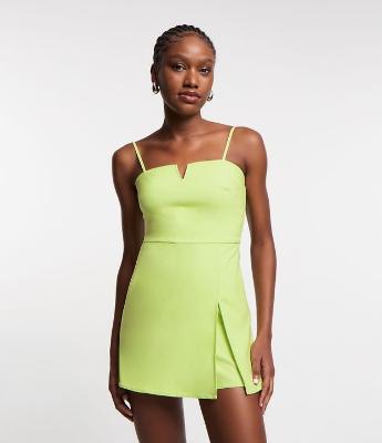 Macacão Short Saia em Bengaline com Decote V e Fenda Lateral