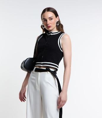 Blusa Sem Manga com Abotoamento Frontal e Textura Canelada