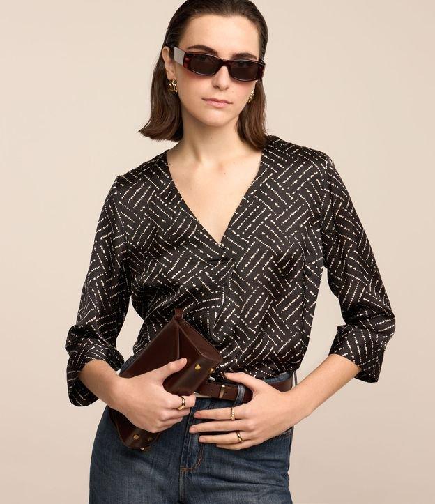 Blusa em Tecido Acetinado com Detalhe Frontal - 2