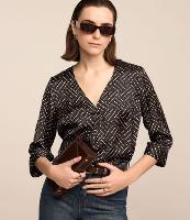 Blusa em Tecido Acetinado com Detalhe Frontal - 2