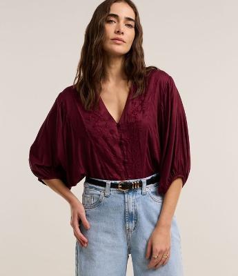 Blusa em Viscose com Abotoamento Frontal e Texturas