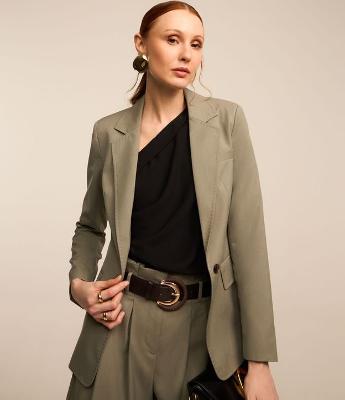 Blazer Alfaiatado com Fechamento Frontal e Detalhes Pespontados