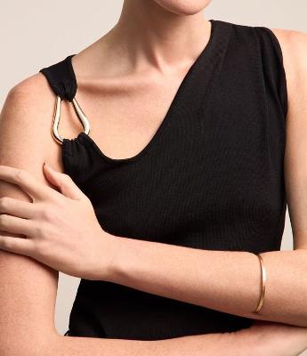 Blusa em Viscose com Alça Assimétrica e Detalhe Fivela