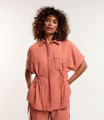 Blusa em Crepe com Fechamento Frontal e Amarração na Cintura