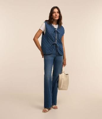 Calça Reta Comfort em Jeans com Bolsos e Frisos