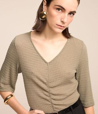 Blusa em Poliamida Texturizada com Recorte Franzido