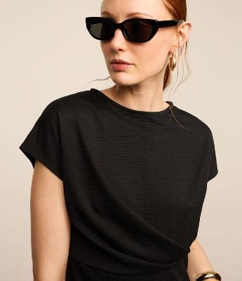 Blusa em Malha Texturizada com Detalhe Frontal na Cintura