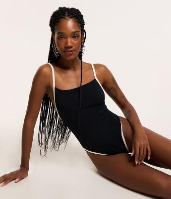 Maiô em Poliamida com Decote Reto e Detalhes Contrastantes