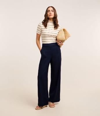 Calça Pantalona em Viscolinho com Fechamento Frontal