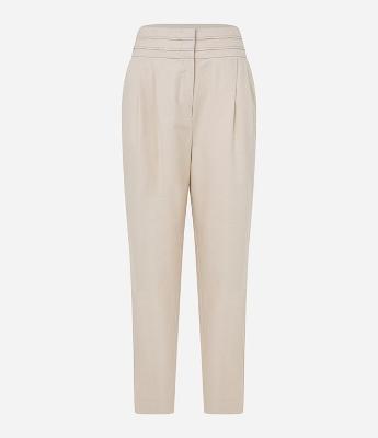 Calça Cenoura em Sarja com Recortes no Cós e Pregas