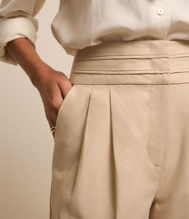 Calça Cenoura em Sarja com Recortes no Cós e Pregas - 2