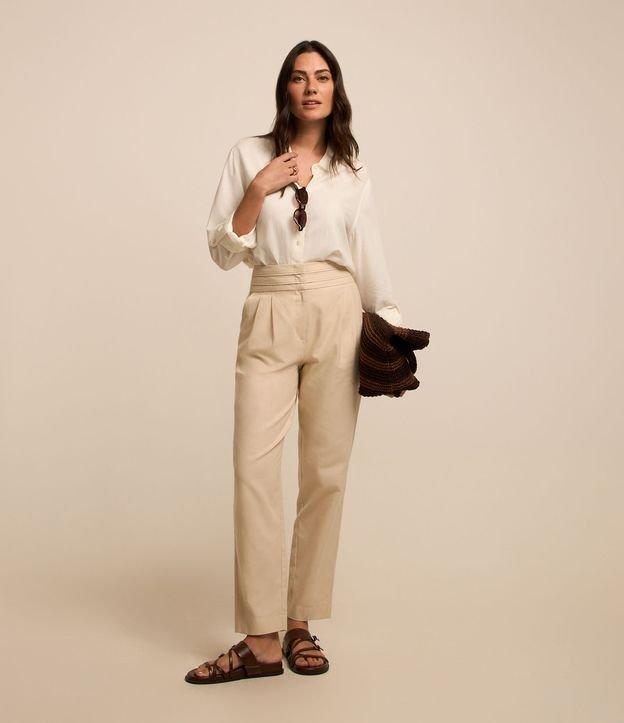 Calça Cenoura em Sarja com Recortes no Cós e Pregas - 3