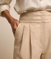 Calça Cenoura em Sarja com Recortes no Cós e Pregas - 2