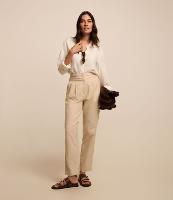 Calça Cenoura em Sarja com Recortes no Cós e Pregas - 3