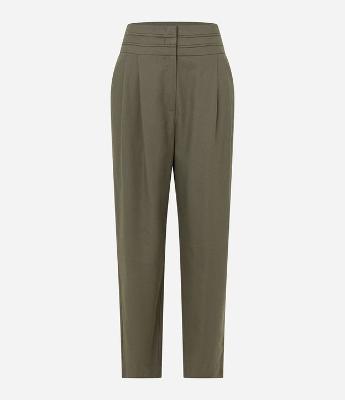 Calça Cenoura em Sarja com Recortes no Cós e Pregas