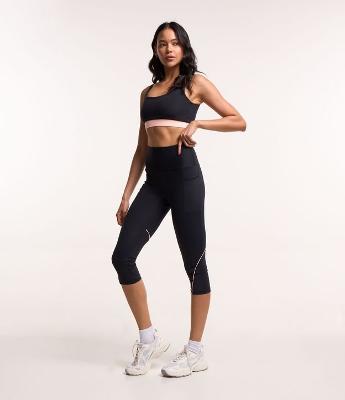 Calça Corsário Esportiva em Poliamida com Bolsos