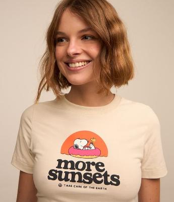 Blusa Baby Tee em Algodão com Estampa Snoopy na Praia