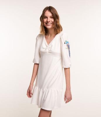 Vestido Curto com Busto Torcido e Bordado de Arara na Manga