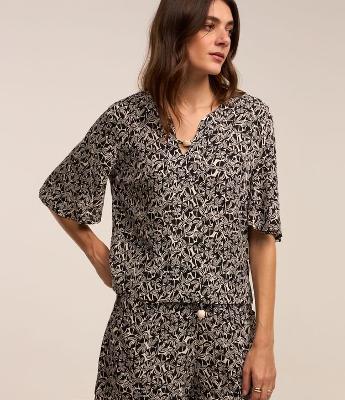 Blusa em Viscose com Decote V e Estampa Folhagens