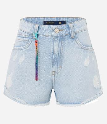 Short em Jeans com Fitinha Colorida e Barra Desfeita
