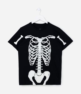Camiseta Infantil com Estampa de Esqueleto Brilha no Escuro - Tam 5 a 14 Anos