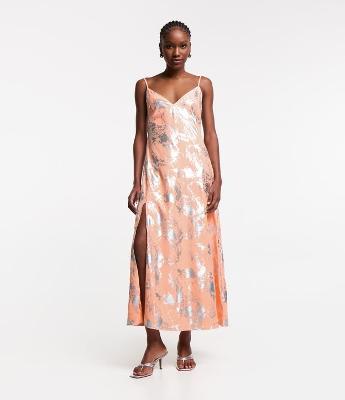 Vestido New Midi em Crepe Metalizado com Fenda Lateral e Foil