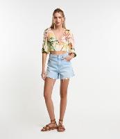 Short em Jeans com Barra Cortada com Rasgos - 2