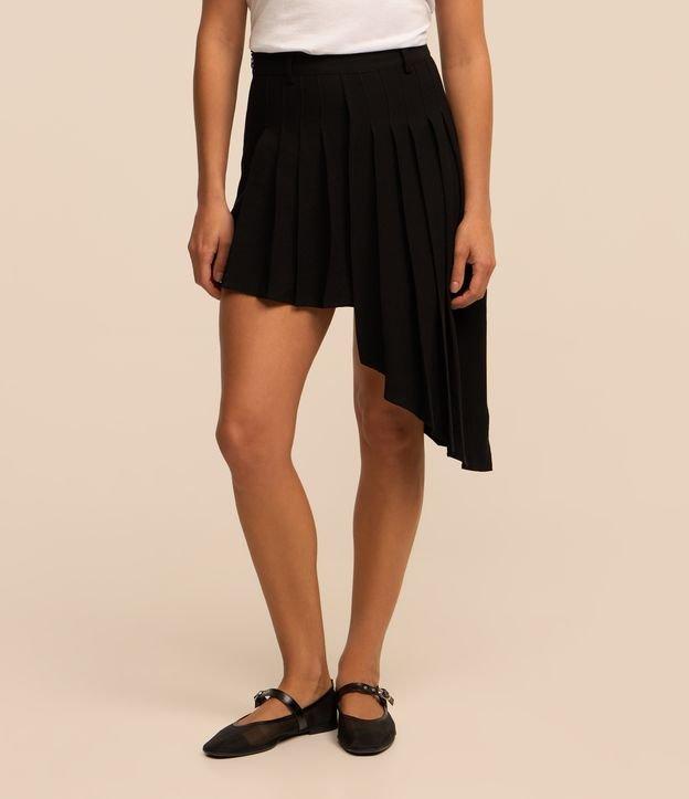 Saia Curta Alfaiatada em Viscose Plissada e Transpasse - 1