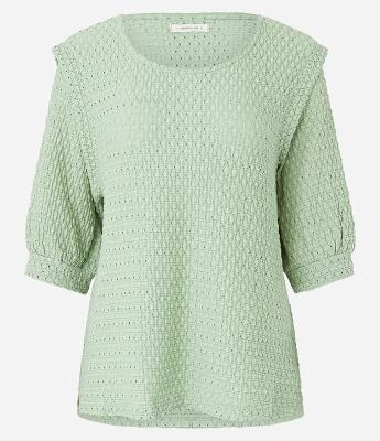 Blusa em Algodão Texturizado com Cava Destacada e Vazados