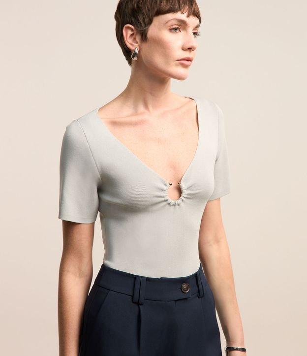 Blusa em Viscose com Argola Aberta no Decote V - 1