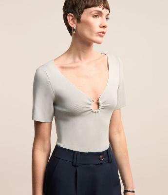 Blusa em Viscose com Argola Aberta no Decote V