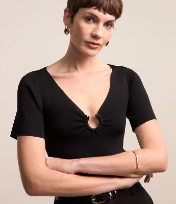 Blusa em Viscose com Argola Aberta no Decote V