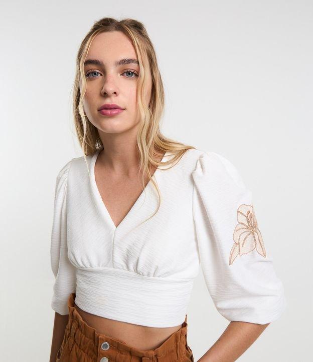 Blusa Cropped Texturizada com Bordado de Flor na Manga - 2
