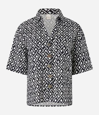 Camisa em Viscolinho com Estampa Geométrica com Botões Frontais