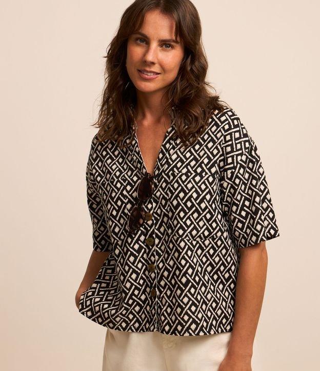 Camisa em Viscolinho com Estampa Geométrica com Botões Frontais - 2