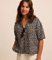 Camisa em Viscolinho com Estampa Geométrica com Botões Frontais - 2