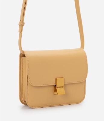 Bolsa Transversal Pequena com Tampa e Detalhe no Fechamento