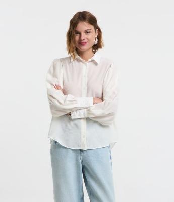 Blusa com Textura Brilho com Pinhos Franzidos