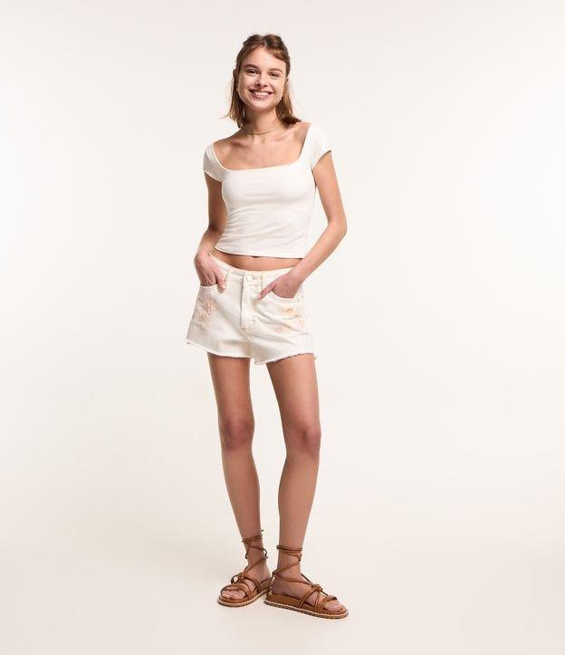 Short em Sarja com Barra Desfeita e Flores Bordadas - 1