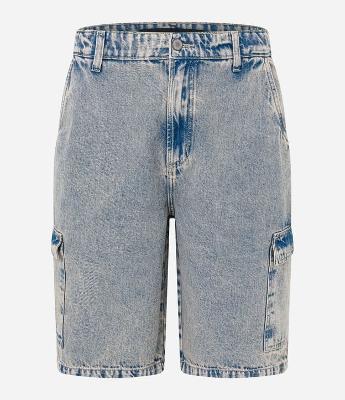Bermuda Baggy em Jeans Dirty Washed com Bolso Cargo