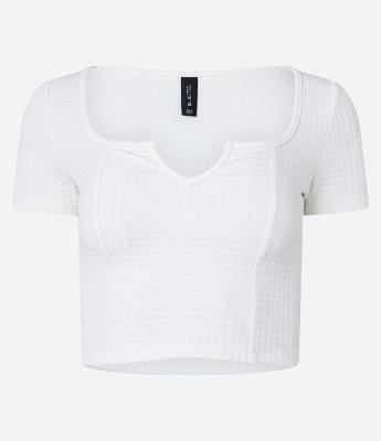 Blusa Curta com Textura e Decote Diferenciado